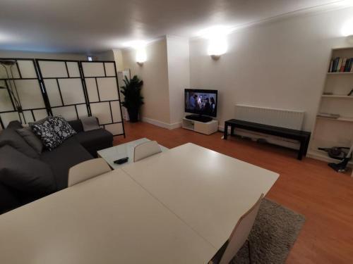 Large modern GF 1-bed apartment Sleeps 2 - Tap to explore photos