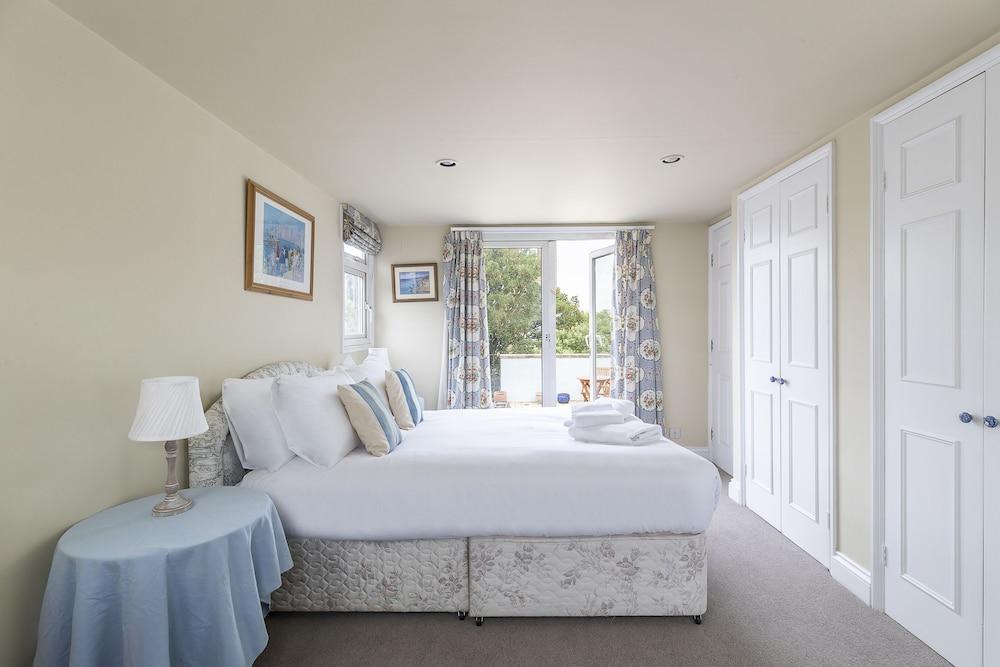 JOIVY Charming 3 bed house with a rooftop terrace - Tap to explore photos