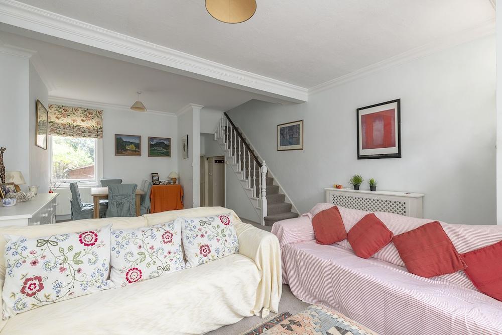 JOIVY Charming 3 bed house with a rooftop terrace - Tap to explore photos