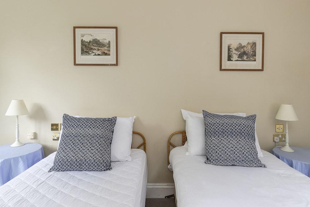 JOIVY Charming 3 bed house with a rooftop terrace - Tap to explore photos