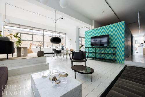 Spacious & Bright Loft Apartment - Shoreditch - Tap to explore photos