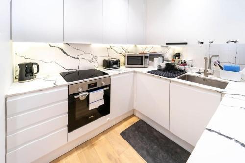 Modern Duplex in Ealing Common - Tap to explore photos