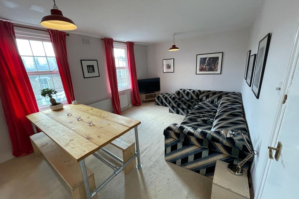 Modern & Cosy 1 Bedroom Top Floor Flat in East Dulwich - Tap to explore photos