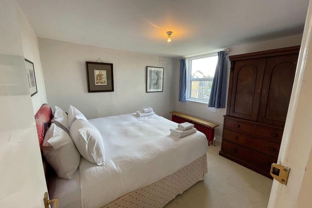 Modern & Cosy 1 Bedroom Top Floor Flat in East Dulwich - Tap to explore photos