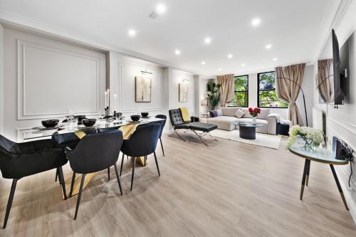 The Queensborough Apartments by Hyde Park - Tap to explore photos