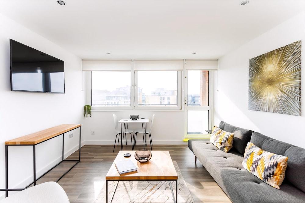 Bright London Bridge Apartment - Tap to explore photos