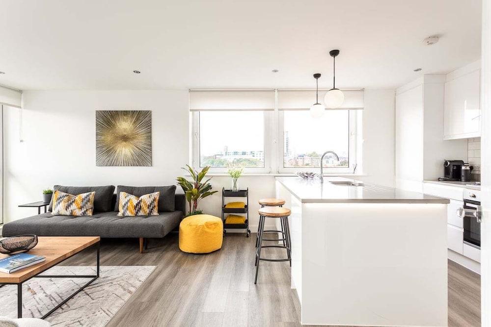 Bright London Bridge Apartment - Tap to explore photos