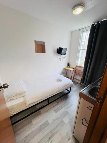 F301-Awesome 3rd Flr Studio Fits 1 Near Hyde Park - Tap to explore photos