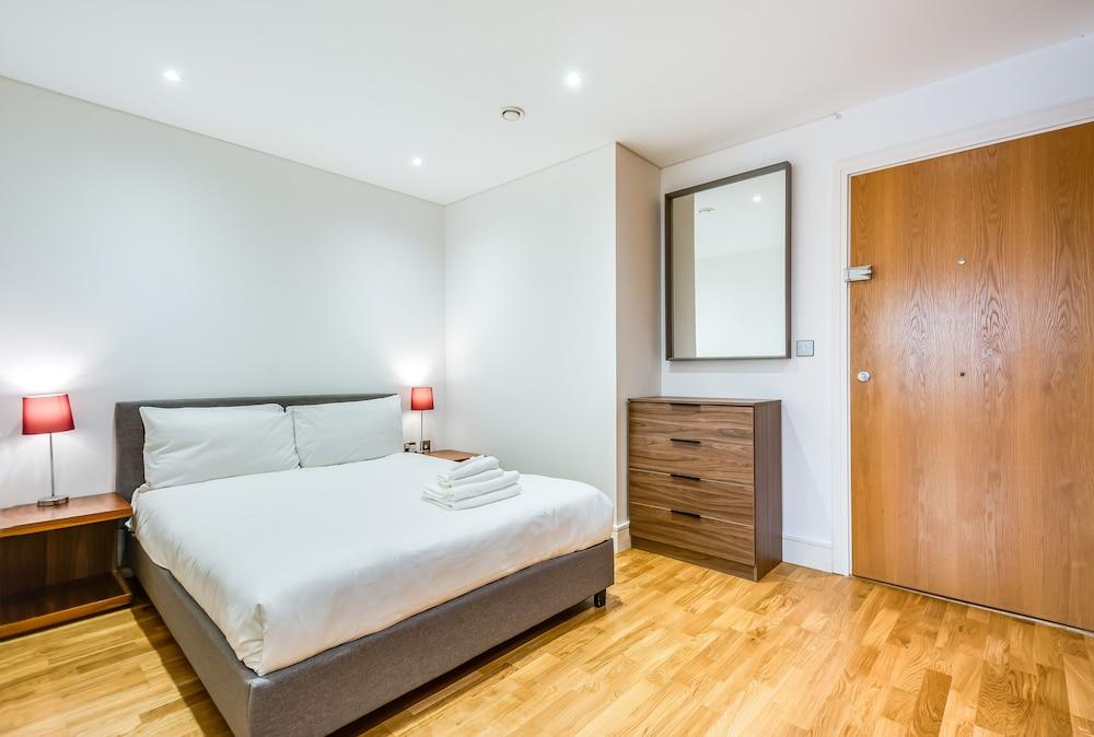 Cosy Studio Apartment in Canary Wharf - Tap to explore photos