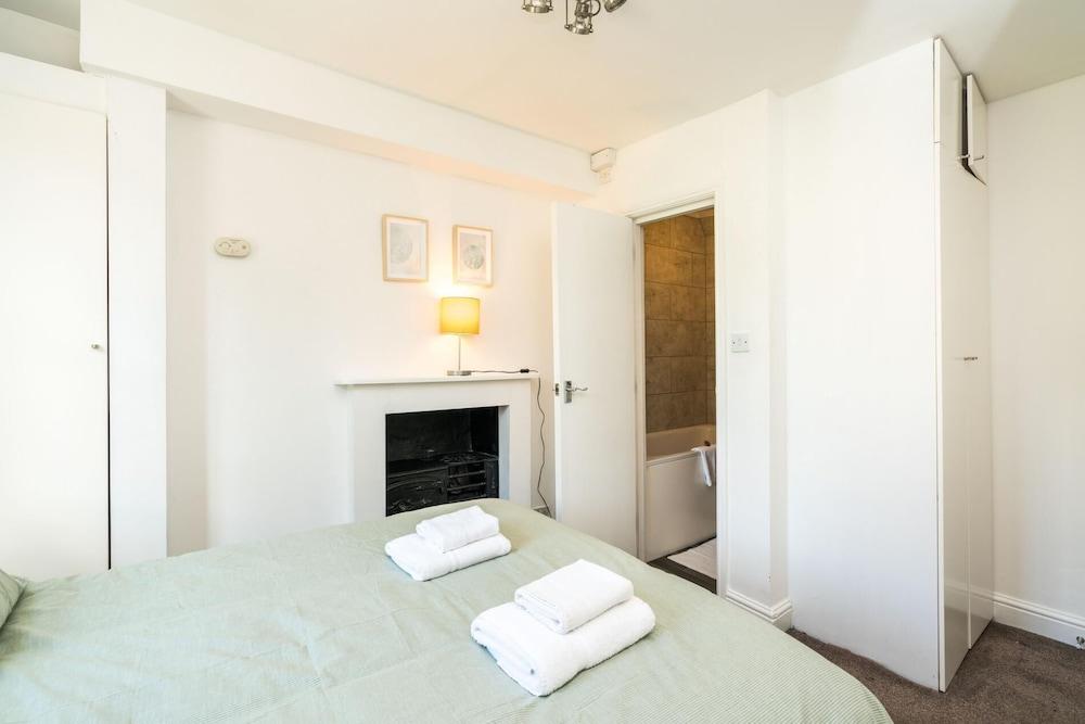 Super 1BD Flat Minutes From Kings Cross Station! - Tap to explore photos