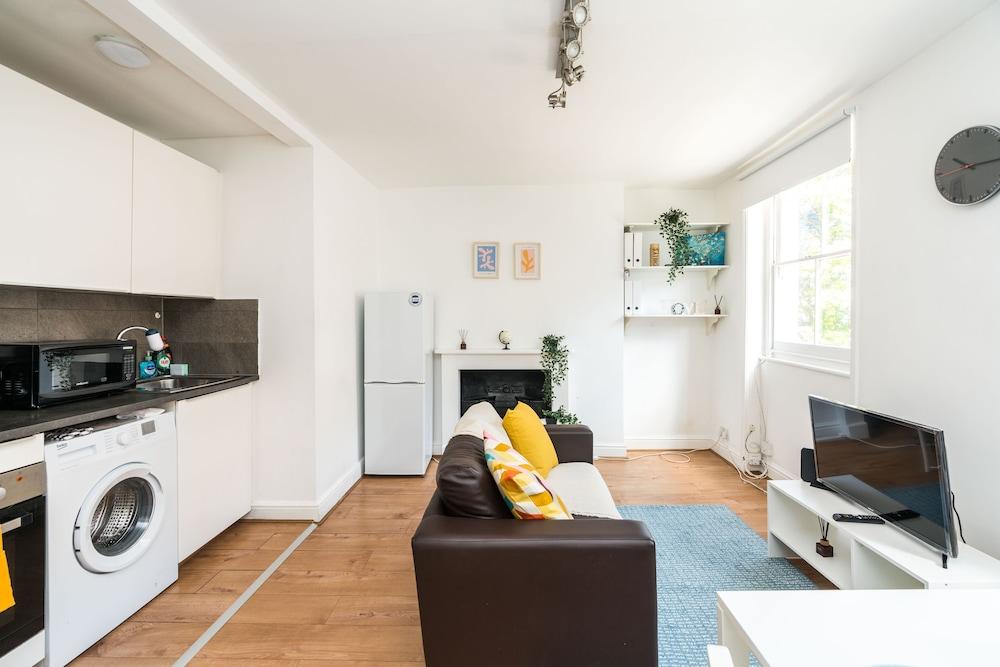 Super 1BD Flat Minutes From Kings Cross Station! - Tap to explore photos