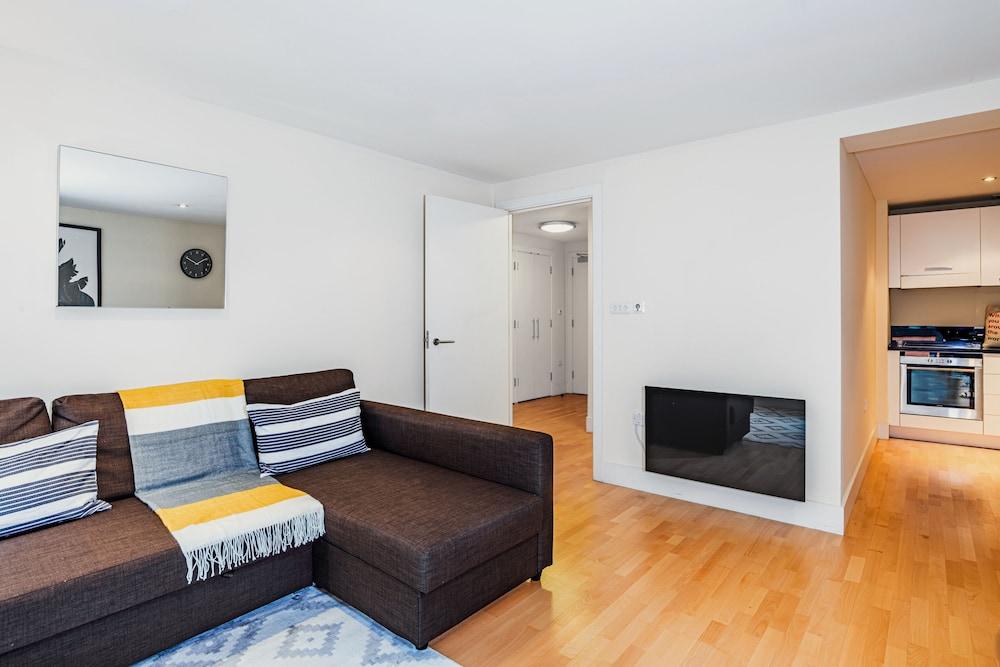 Impeccable 1-bed Apartment in London City - Tap to explore photos