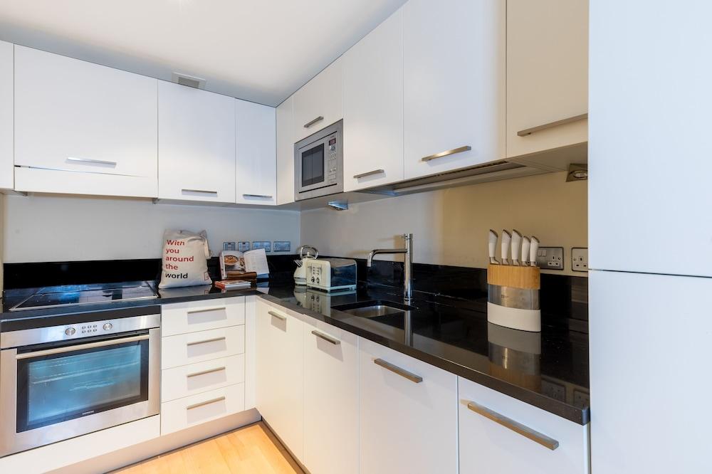 Impeccable 1-bed Apartment in London City - Tap to explore photos