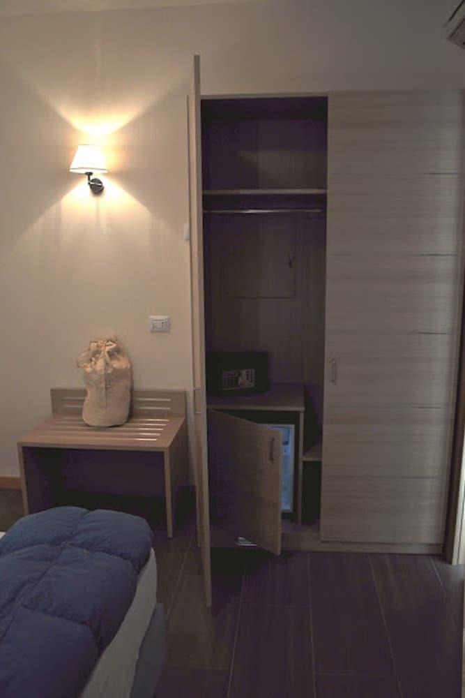 Hotel 325 Tor Vergata Room Type - Quadruple Room Hotel 325 Tor Vergata Room Type - Quadruple Room