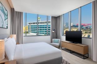 DoubleTree by Hilton Abu Dhabi Yas Island Residences - Tap to explore photos