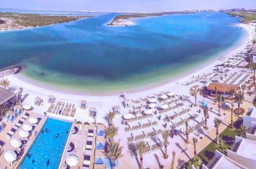 DoubleTree by Hilton Abu Dhabi Yas Island Residences - Tap to explore photos