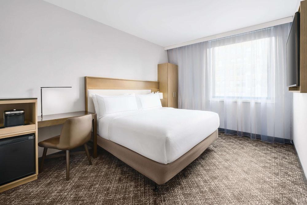 DoubleTree by Hilton New York Times Square South Room Type - 1 KING BED