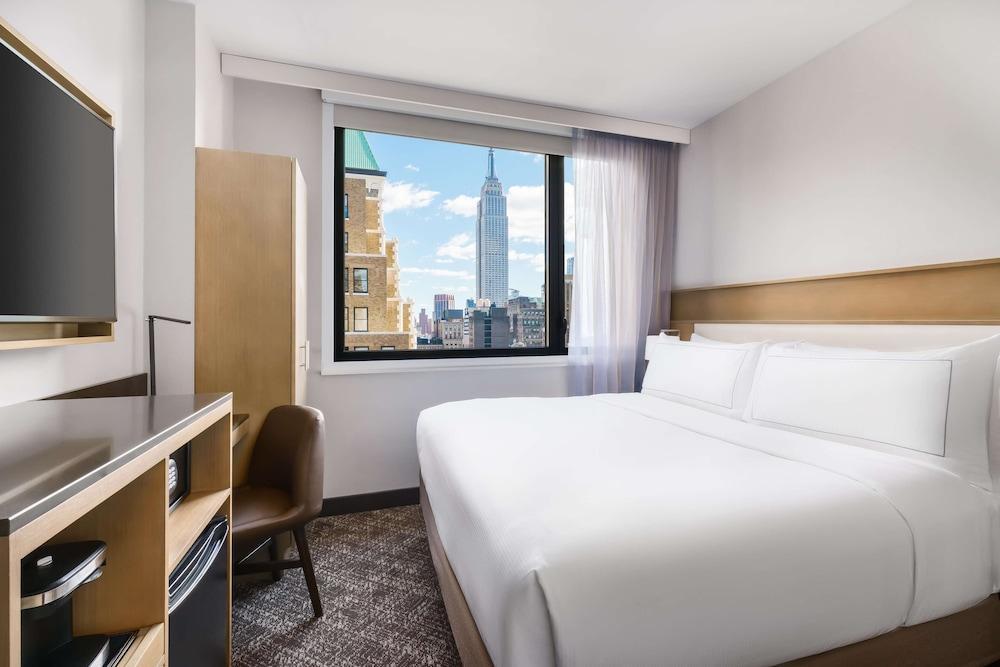 DoubleTree by Hilton New York Times Square South Room Type - Room, 1 King Bed (Empire View) DoubleTree by Hilton New York Times Square South Room Type - Room, 1 King Bed (Empire View)