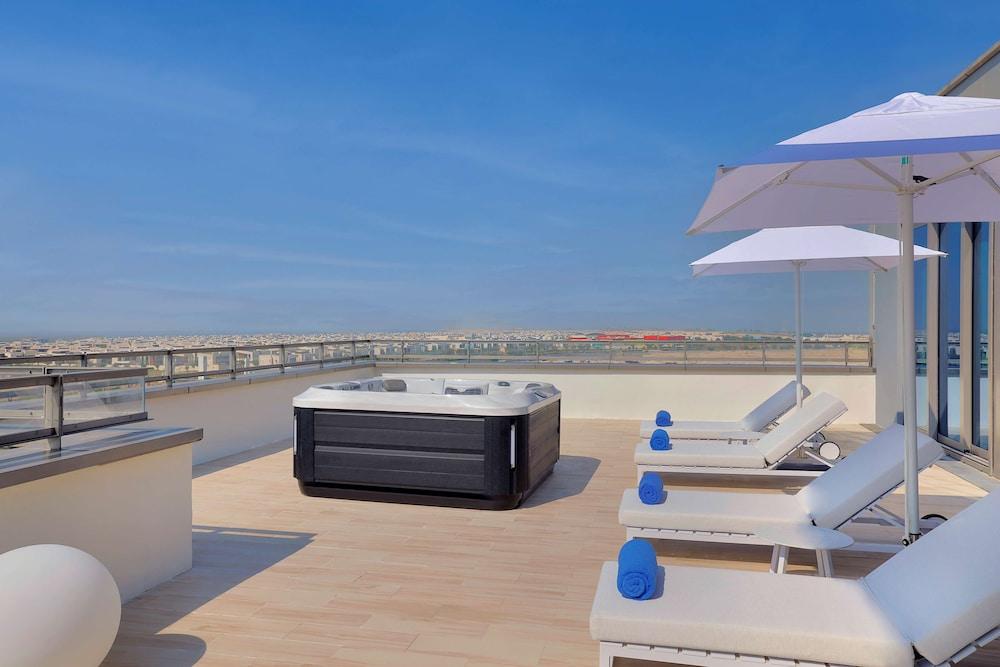 DoubleTree by Hilton Abu Dhabi Yas Island Residences Room Type - Deluxe Apartment, 3 Bedrooms, Terrace