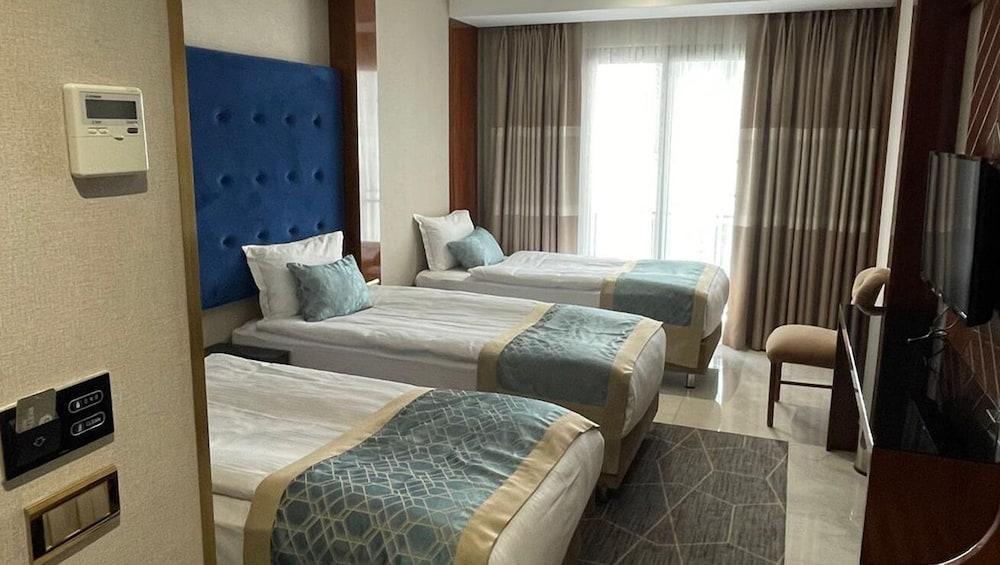 Paleria Hotel Room Type - Triple Room, City View