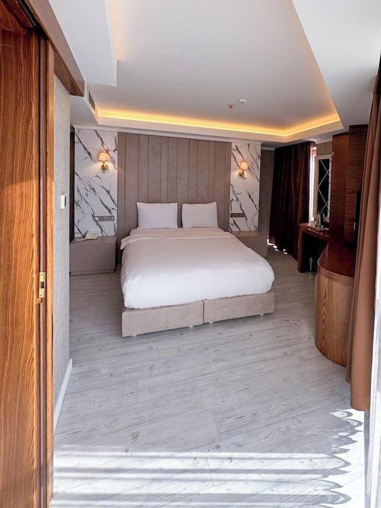 Sultan City Hotel Room Type - Superior Double Room, 1 King Bed, Non Smoking, City View