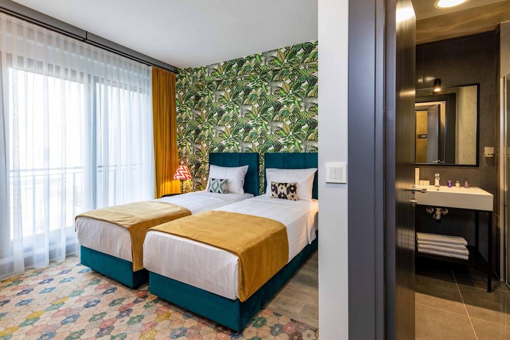 Green Parrot Hotel Room Type - Deluxe Twin Room