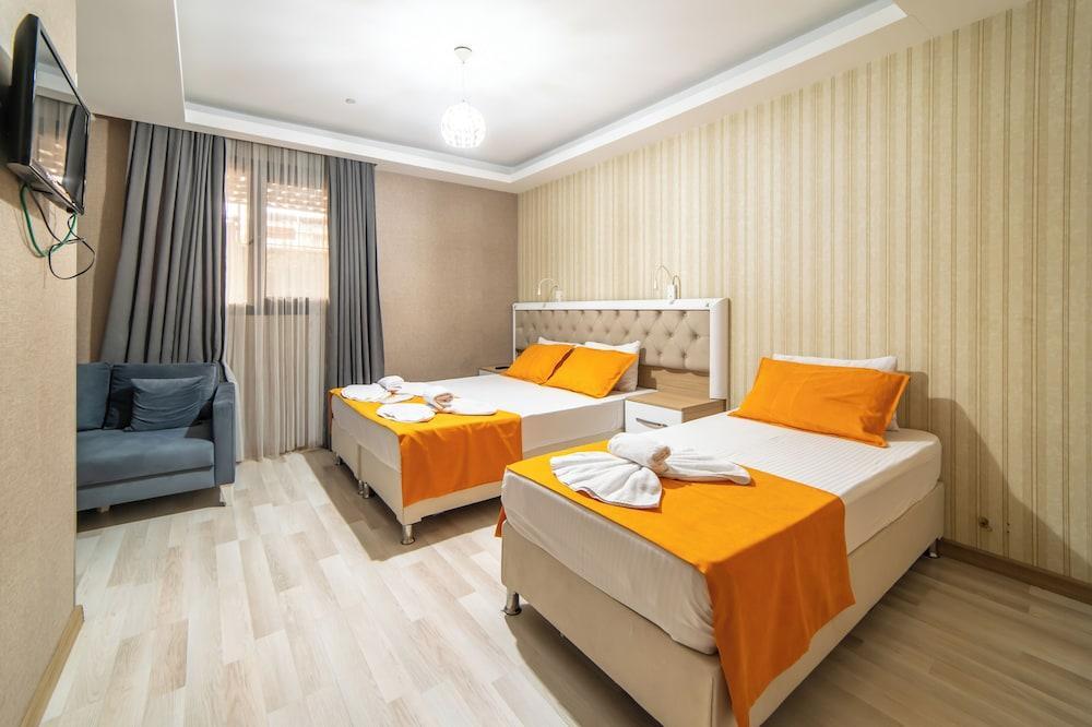 Mardy Hotel Room Type - Deluxe Triple Room