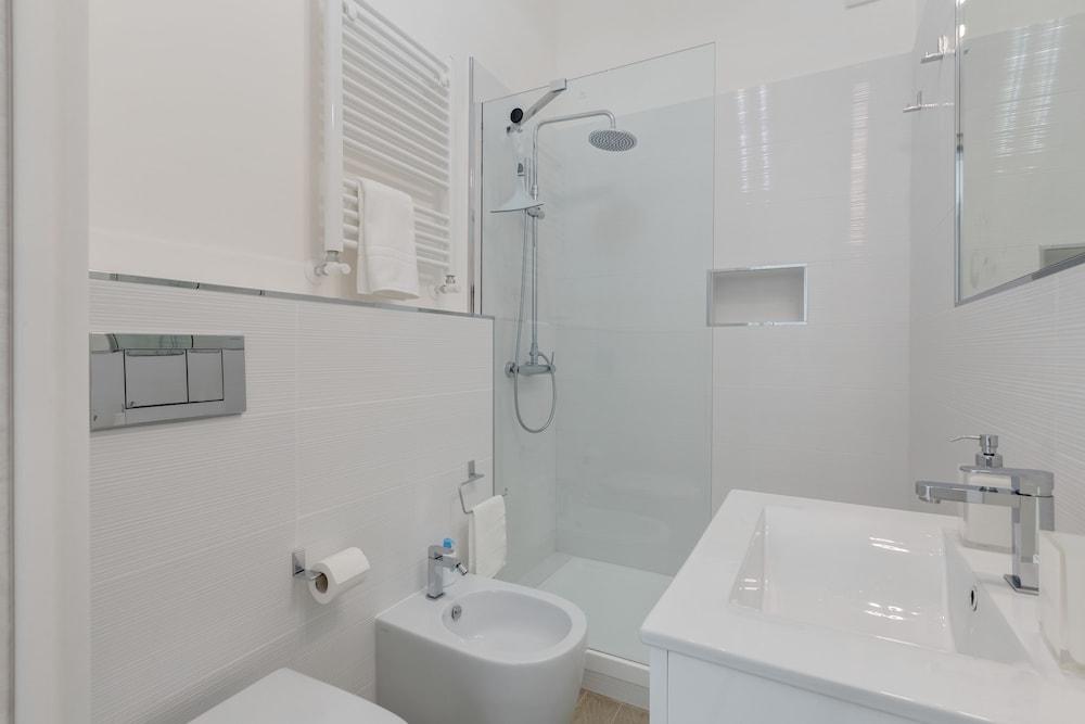 Trastevere White Apartment - Tap to explore photos