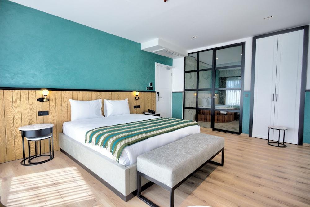 Fragments Hotel Room Type - Deluxe Triple Room, Jetted Tub
