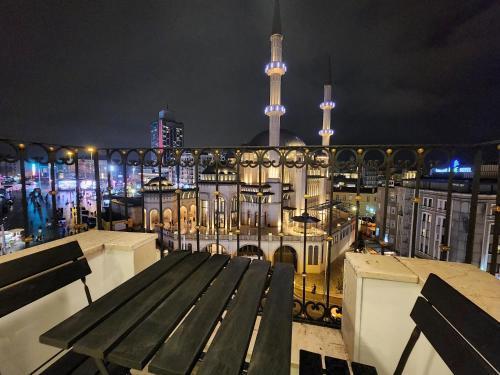 Taksim Landhouse Hotel 1 Min to Taksim Square - Tap to explore photos