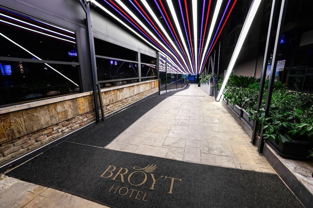 Broyt Hotel - Tap to explore photos