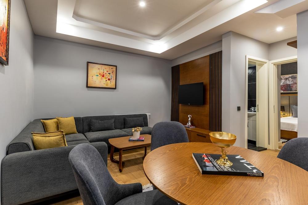 Sala Suites Room Type - Grand Suite (Half Basement with 2 Small Windows)