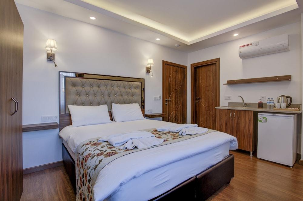 Violin Boutique Hotel Room Type - Standard Double Room with Partial Sea View