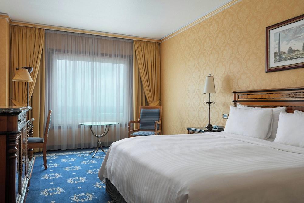 Rome Marriott Park Hotel Room Type - Family Room, 1 King Bed