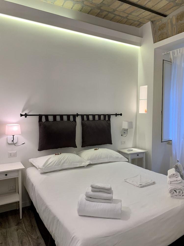 Luxury Rooms near Colosseum - Tap to explore photos