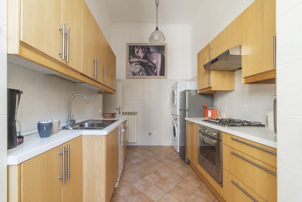 Piazza del Popolo Elegant Apartment - Tap to explore photos