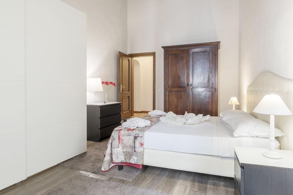 Pantheon Charming Apartment - Tap to explore photos