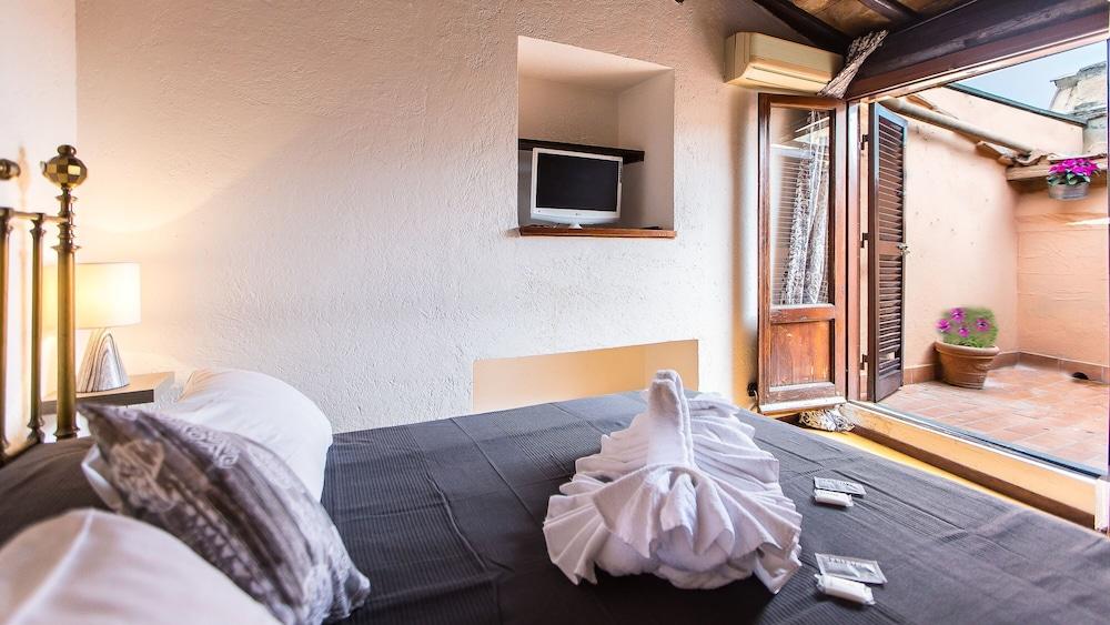 Rental in Rome Arco della Ciambella Penthouse - Tap to explore photos