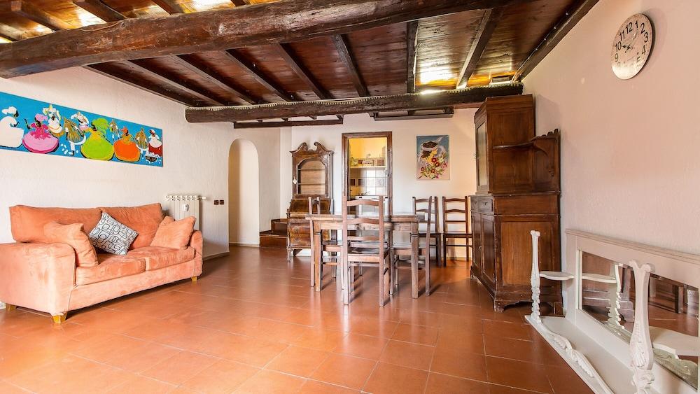 Rental in Rome Arco della Ciambella Penthouse - Tap to explore photos
