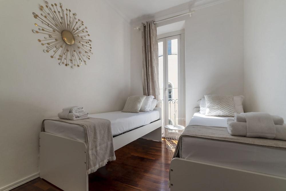 Fontana di Trevi Design Apartment - Tap to explore photos