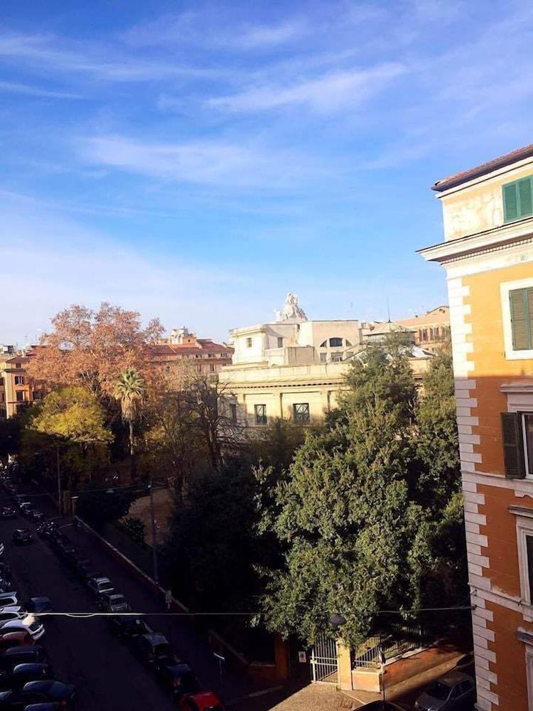 Roma Full House - Tap to explore photos
