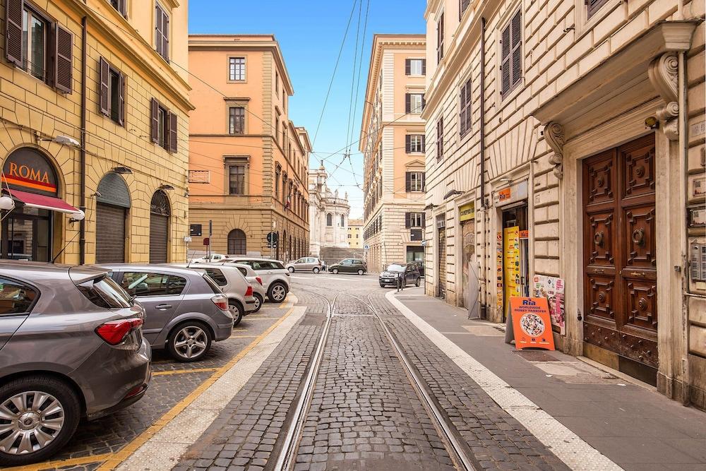 Ecce Roma Guesthouse - Tap to explore photos