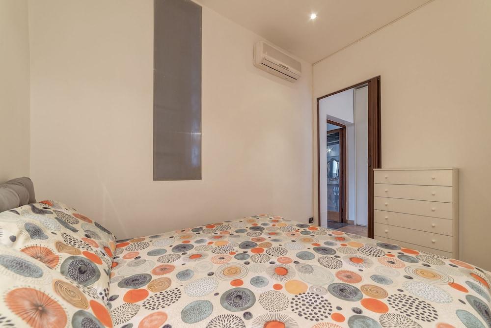 Colosseo Modern Apartment - Tap to explore photos