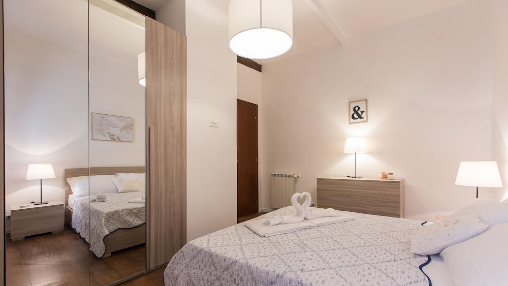 Rental In Rome Pelliccia Apartment - Tap to explore photos