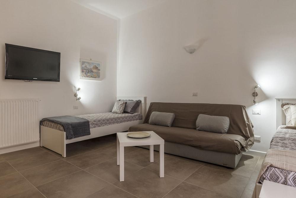 San Lorenzo Modern Flat - Tap to explore photos