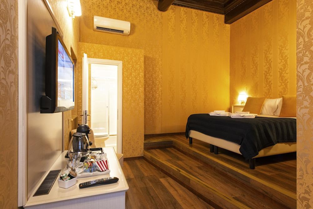 Canova Rooms in Spanish Steps Room Type - Luxury Triple Room, Private Bathroom