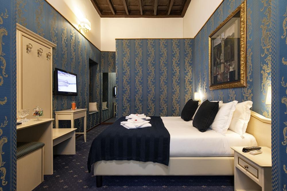 Canova Rooms in Spanish Steps Room Type - Deluxe Double Room, Private Bathroom Canova Rooms in Spanish Steps Room Type - Deluxe Double Room, Private Bathroom