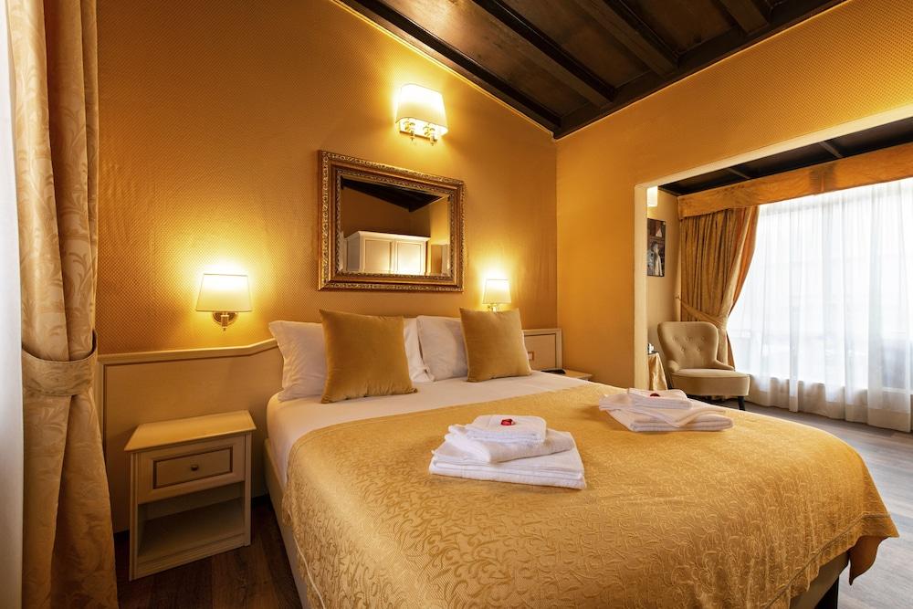 Canova Rooms in Spanish Steps - Tap to explore photos