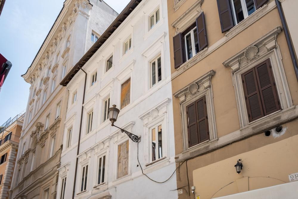 Dimora Trevi Suites - Tap to explore photos