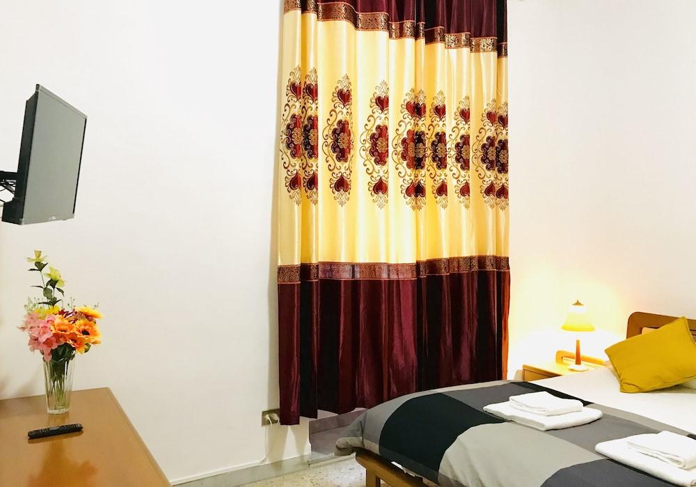 4 Rooms Apartment Next to the Colosseum - Tap to explore photos